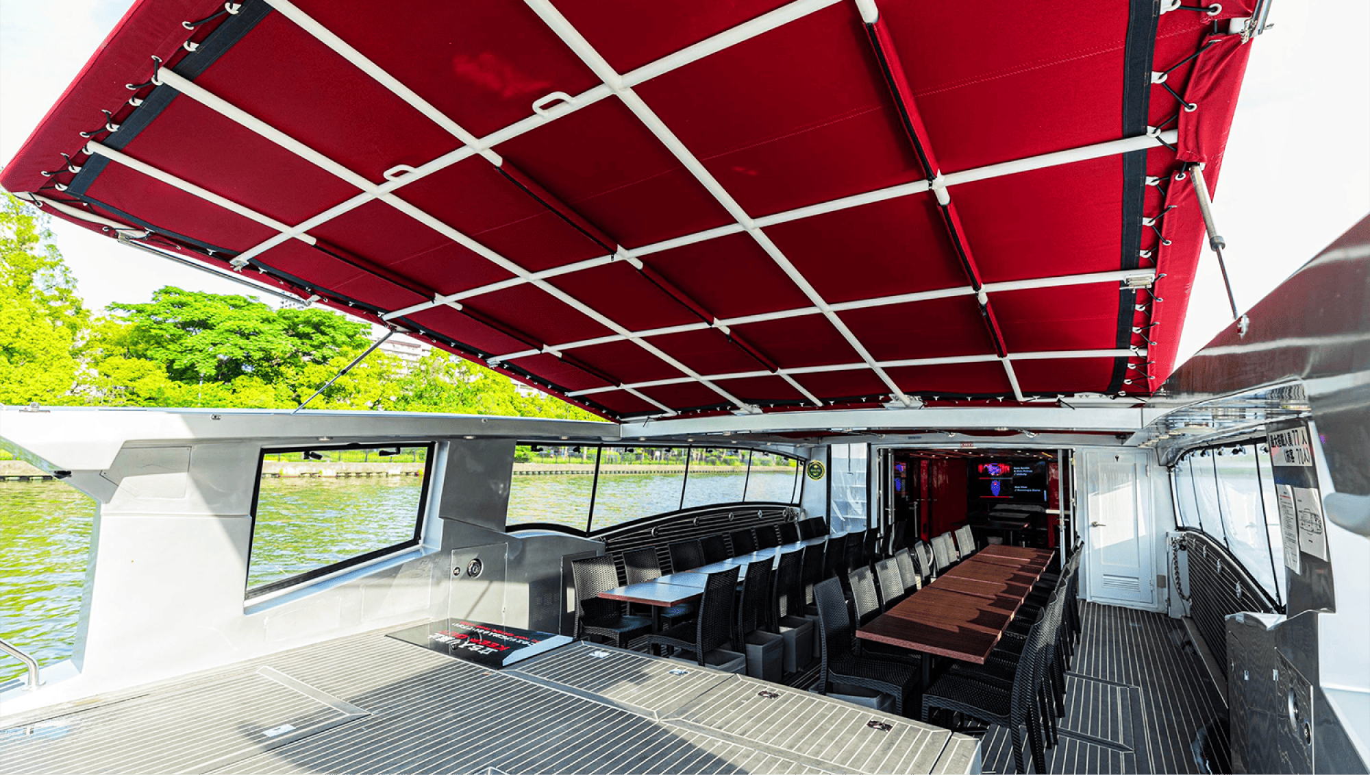 クインビーエムセブンの船内