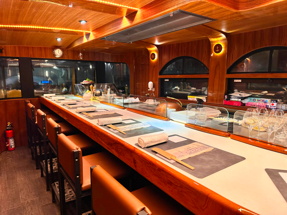 アールデルークの船内で鉄板があるカウンター席