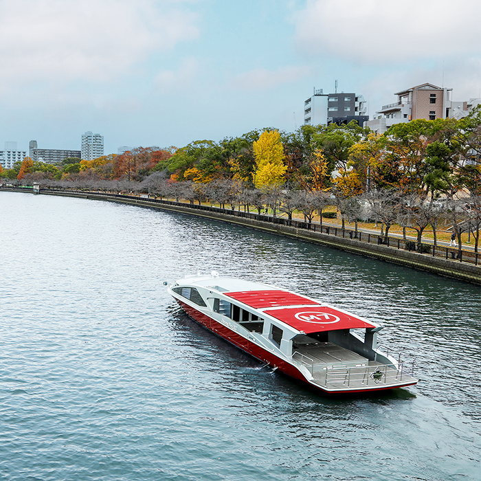 クルーズ船が大川を進んでいる