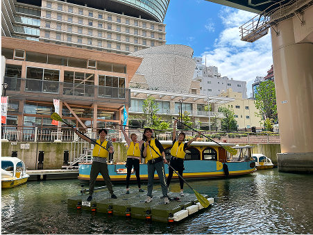 サップを川で楽しんでいる